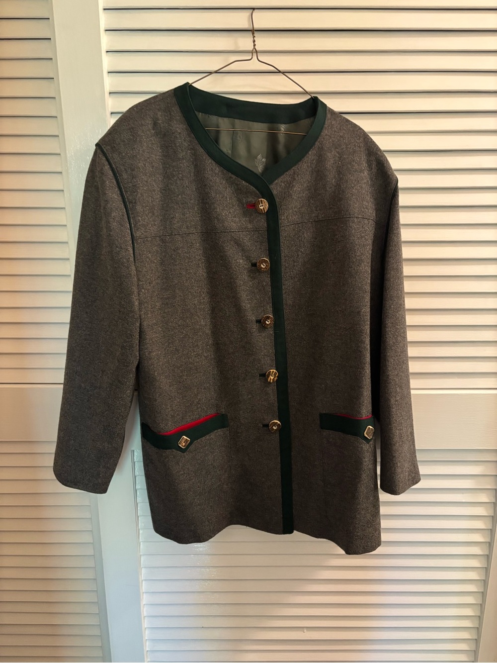 Grey wool coat with wooden button and green lining